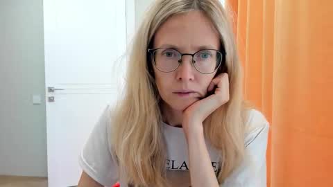 Snapshot of mollystory chatting on 17, 9, 2025 AngelMomm online show from 17, 9, 2025