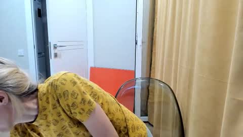 Snapshot of mollystory chatting on 22, 9, 2025 AngelMomm online show from 22, 9, 2025