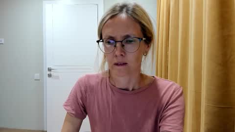 Snapshot of mollystory chatting on 25, 9, 2025 AngelMomm online show from 25, 9, 2025