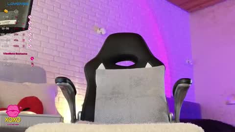 Snapshot of mommy_goddess chatting on 6, 11, 2025 mommy_goddess online show from 6, 11, 2025