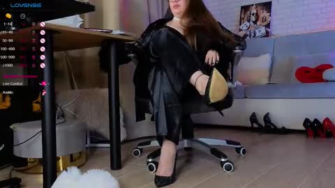 Snapshot of mommy_goddess chatting on 21, 11, 2025 mommy_goddess online show from 21, 11, 2025