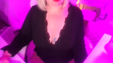 Mommy Julia online show from 27, 5, 2026