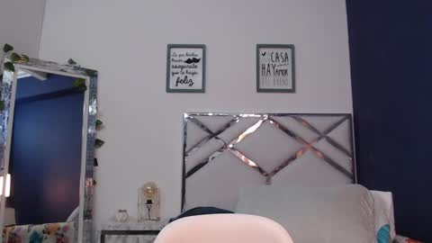 Snapshot of mommyissuess_ chatting on 19, 2, 2025 Daphne  online show from 19, 2, 2025