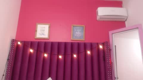 Snapshot of mommyissuess_ chatting on 26, 2, 2025 Daphne  online show from 26, 2, 2025