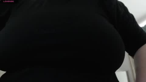 Snapshot of mommyissuess_ chatting on 15, 10, 2025 Daphne  online show from 15, 10, 2025