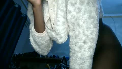 Snapshot of monah_ebony chatting on 16, 12, 2025 mona online show from 16, 12, 2025