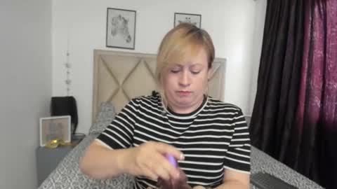 Snapshot of monicapink_ chatting on 4, 11, 2025 Mony online show from 4, 11, 2025