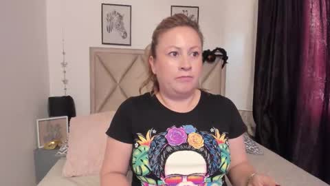 Snapshot of monicapink_ chatting on 8, 11, 2025 Mony online show from 8, 11, 2025