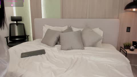 Snapshot of moniquemilff chatting on 4, 11, 2025 Monique online show from 4, 11, 2025