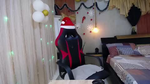 Snapshot of moon_and_fire_ chatting on 4, 12, 2025 moon_and_fire_ online show from 4, 12, 2025