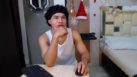 Snapshot of moon_and_fire_ chatting on 16, 12, 2025 moon_and_fire_ online show from 16, 12, 2025