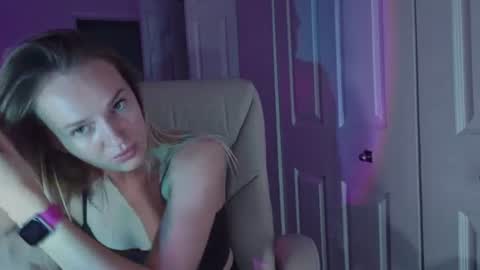 Snapshot of moon_light_girl chatting on 6, 7, 2026 moon_light_girl online show from 6, 7, 2026