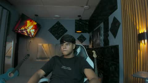 Snapshot of mr_mois chatting on 9, 4, 2026 mr_mois online show from 9, 4, 2026