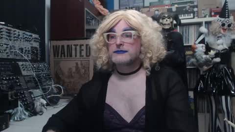 Snapshot of muziknerd chatting on 11, 12, 2024 Muziknerd online show from 11, 12, 2024