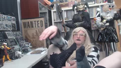 Snapshot of muziknerd chatting on 3, 1, 2025 Muziknerd online show from 3, 1, 2025