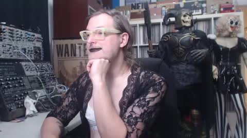 Snapshot of muziknerd chatting on 21, 11, 2025 Muziknerd online show from 21, 11, 2025