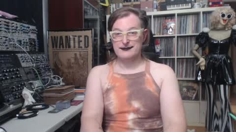 Snapshot of muziknerd chatting on 14, 4, 2026 Muziknerd online show from 14, 4, 2026