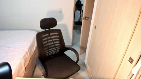 independent model online show from 6, 4, 2026