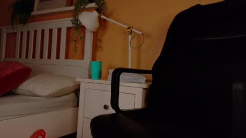  VICTORIA  online show from 8, 4, 2026