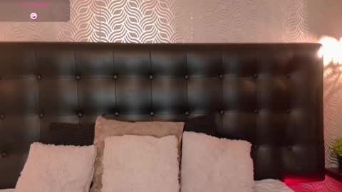 naiaramasson_ online show from 17, 9, 2025