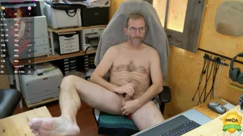 Snapshot of nakedluke chatting on 5, 12, 2025 Luke online show from 5, 12, 2025
