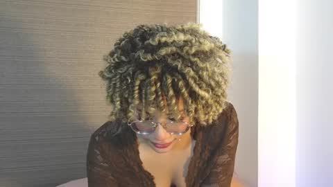 Snapshot of naomidawsonn chatting on 25, 11, 2025 naomidawson online show from 25, 11, 2025