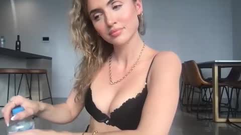 Snapshot of naomirhoades chatting on 4, 2, 2025 naomirhoades online show from 4, 2, 2025