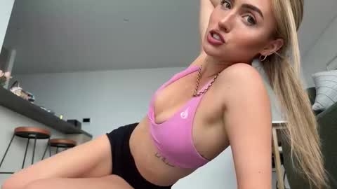 Snapshot of naomirhoades chatting on 4, 2, 2025 naomirhoades online show from 4, 2, 2025