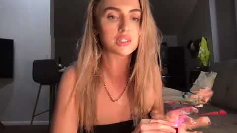 Snapshot of naomirhoades chatting on 27, 2, 2025 naomirhoades online show from 27, 2, 2025