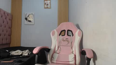 Snapshot of naomis_35 chatting on 27, 11, 2025 naomis_35 online show from 27, 11, 2025