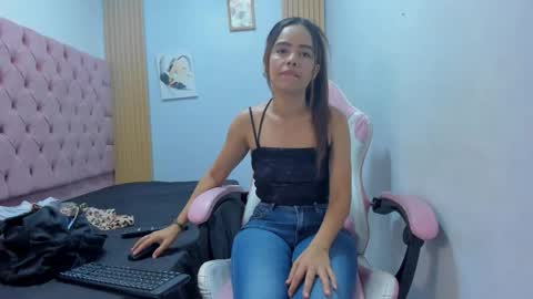 Snapshot of naomis_35 chatting on 2, 12, 2025 naomis_35 online show from 2, 12, 2025