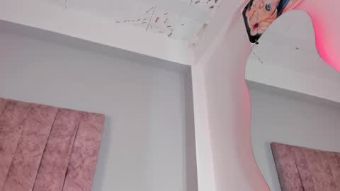 Laura  online show from 25, 9, 2025