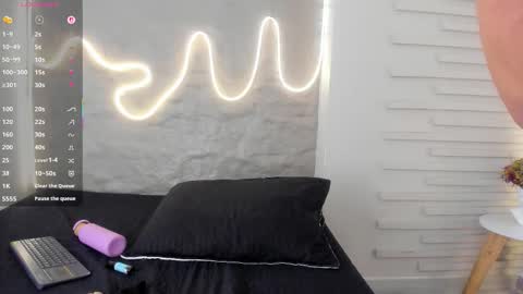 I am Naomy online show from 8, 11, 2025