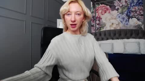 Snapshot of natalie_bitton chatting on 14, 12, 2024 Natalie online show from 14, 12, 2024