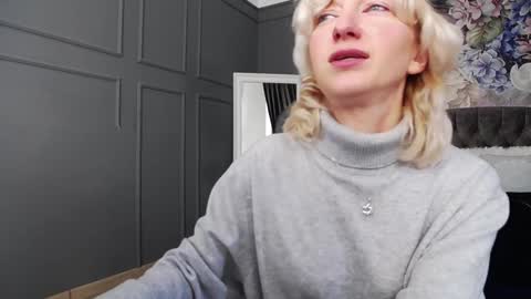 Snapshot of natalie_bitton chatting on 15, 12, 2024 Natalie online show from 15, 12, 2024