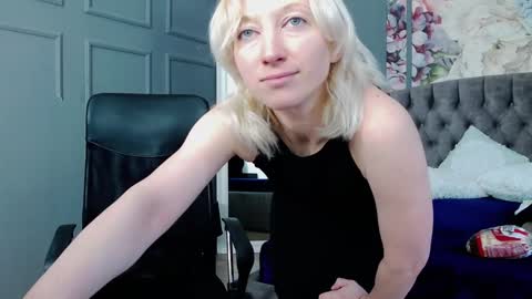 Snapshot of natalie_bitton chatting on 31, 12, 2024 Natalie online show from 31, 12, 2024