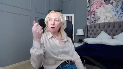 Snapshot of natalie_bitton chatting on 3, 3, 2025 Natalie online show from 3, 3, 2025