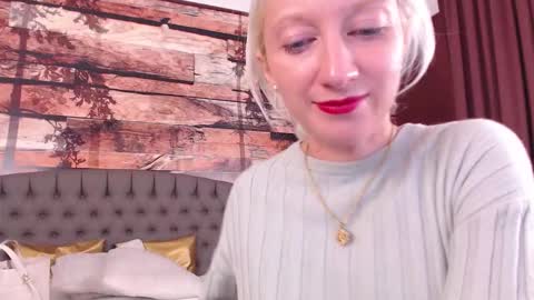 Snapshot of natalie_bitton chatting on 1, 10, 2025 Natalie online show from 1, 10, 2025
