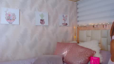 Snapshot of nathalierose_1 chatting on 21, 11, 2025 Nathalie Rose online show from 21, 11, 2025