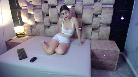 Snapshot of natyyalex chatting on 24, 9, 2025 Naty y Alex online show from 24, 9, 2025