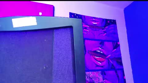Snapshot of naughty_em_17 chatting on 7, 7, 2026 Em please help me reach 100 thumbs up 3 online show from 7, 7, 2026