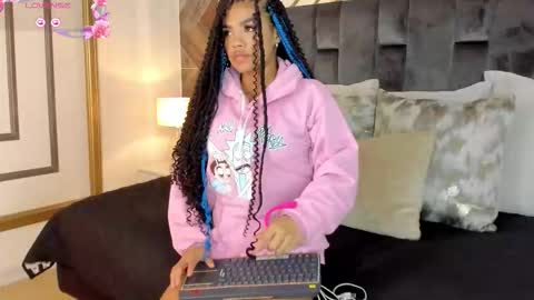 Snapshot of naylagrey chatting on 6, 10, 2025 online show from 6, 10, 2025