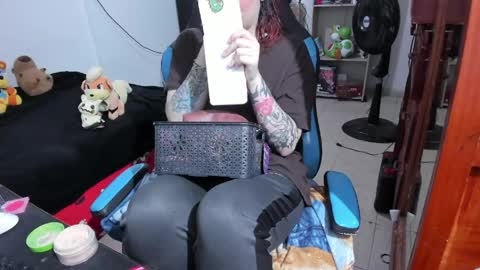 Snapshot of neeko_lol_ chatting on 18, 4, 2026 Geek Nicole im Neeko UwU online show from 18, 4, 2026