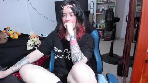 Snapshot of neeko_lol_ chatting on 25, 4, 2026 Geek Nicole im Neeko UwU online show from 25, 4, 2026
