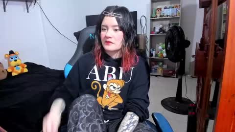 Snapshot of neeko_lol_ chatting on 9, 5, 2026 Geek Nicole im Neeko UwU online show from 9, 5, 2026