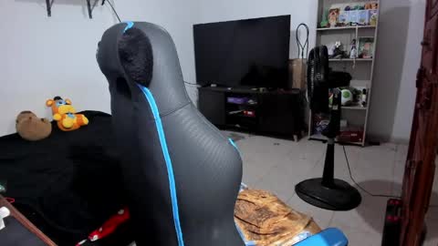 Snapshot of neeko_lol_ chatting on 20, 5, 2026 Geek Nicole im Neeko UwU online show from 20, 5, 2026