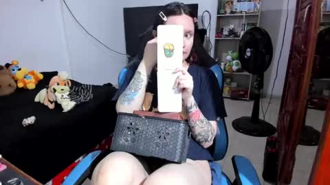 Snapshot of neeko_lol_ chatting on 27, 5, 2026 Geek Nicole im Neeko UwU online show from 27, 5, 2026