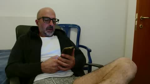 Snapshot of new_simi_74 chatting on 19, 10, 2025 simi online show from 19, 10, 2025