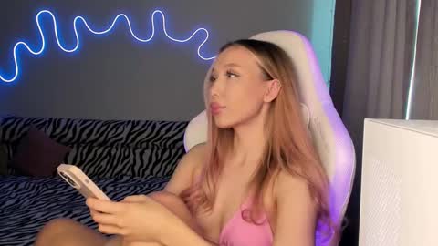 Snapshot of neyrmina chatting on 28, 2, 2025 Mina online show from 28, 2, 2025