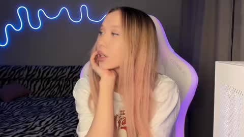 Snapshot of neyrmina chatting on 2, 3, 2025 Mina online show from 2, 3, 2025